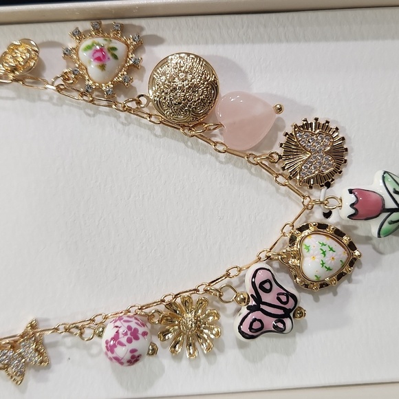 🔹️ persimmon🔹️ Floral gold charm spring 16" Brass necklace New In box ✨️🦋 - Picture 3 of 5